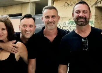 Ο Γιώργος Καπουτζίδης ποζάρει με την παρέα του «Πάρα Πέντε» μετά την κηδεία του Γεράσιμου Μιχελή