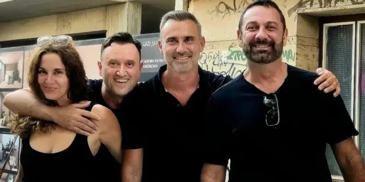 Ο Γιώργος Καπουτζίδης ποζάρει με την παρέα του «Πάρα Πέντε» μετά την κηδεία του Γεράσιμου Μιχελή