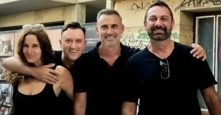 Ο Γιώργος Καπουτζίδης ποζάρει με την παρέα του «Πάρα Πέντε» μετά την κηδεία του Γεράσιμου Μιχελή