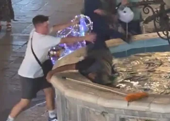 Εισαγγελική παρέμβαση μετά το βίντεο της ντροπής στη Ρόδο: Αναζητείται ο άντρας που έριξε τον άστεγο στο σιντριβάνι