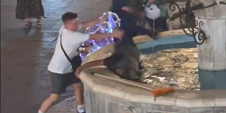 Εισαγγελική παρέμβαση μετά το βίντεο της ντροπής στη Ρόδο: Αναζητείται ο άντρας που έριξε τον άστεγο στο σιντριβάνι