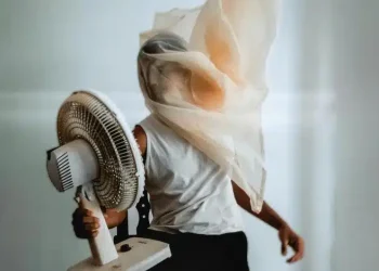 Το κόλπο με τον ανεμιστήρα που θα κάνει ψυγείο το δωμάτιό σου