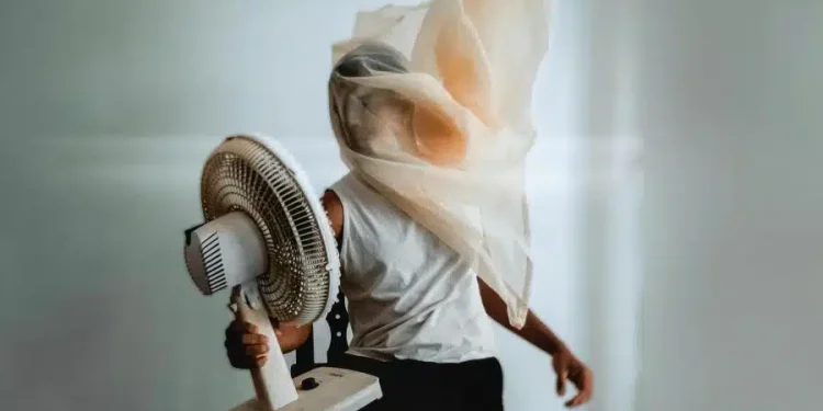 Το κόλπο με τον ανεμιστήρα που θα κάνει ψυγείο το δωμάτιό σου