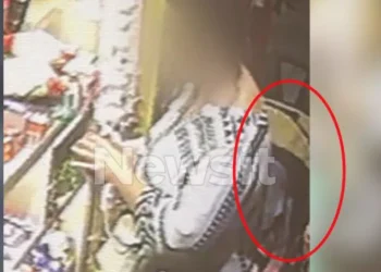 ΑΥΤΗ ΕΙΝΑΙ η γυναίκα με το παιδί στο καροτσάκι – Η φωτογραφία ντοκουμέντο στο μικροσκόπιο του λιμενικού για το νεκρό κοριτσάκι το Παλαιό Φάληρο