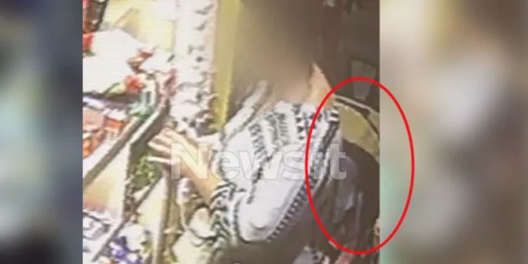 ΑΥΤΗ ΕΙΝΑΙ η γυναίκα με το παιδί στο καροτσάκι – Η φωτογραφία ντοκουμέντο στο μικροσκόπιο του λιμενικού για το νεκρό κοριτσάκι το Παλαιό Φάληρο