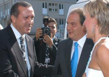 Σαν σήμερα, 11 Ιουλίου 2004: Ο Κώστας Καραμανλής παντρεύει την κόρη του Ρετζέπ Ταγίπ Ερντογάν