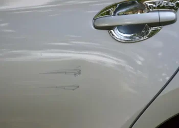 Χρησιμοποιήστε αυτά τα έξυπνα και φθηνά κόλπα για να φύγουν οι γρατζουνιές από το αμάξι