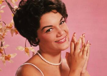 Πέθανε η σπουδαία Κόνι Φρανς σε ηλικία 87 ετών: Το τραγούδι της το ακούμε συνέχεια αυτή την περίοδο