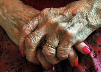 Ένας γιος πήγε τη μητέρα του σε ένα γηροκομείο, όπου την επισκεπτόταν κατά διαστήματα