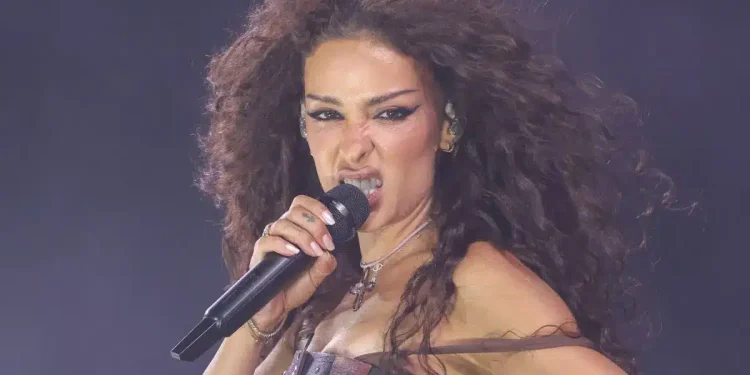 Φουρέιρα: «Τα κάνω όλα εγώ… Είμαι Αλβανός» – Η «σπόντα» για την καταγωγή της στη συναυλία στο Κατράκειο