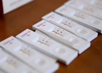 «Επέστρεψε» ο Kopovoϊoς με νέα παραλλαγή – Ποιο είναι το κύριο σuμπτωμα