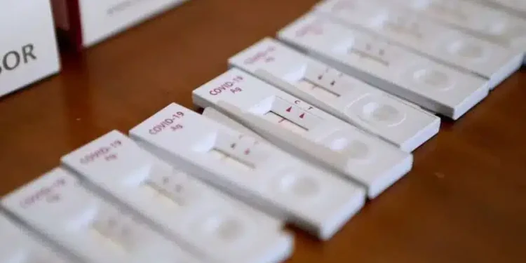 «Επέστρεψε» ο Kopovoϊoς με νέα παραλλαγή – Ποιο είναι το κύριο σuμπτωμα