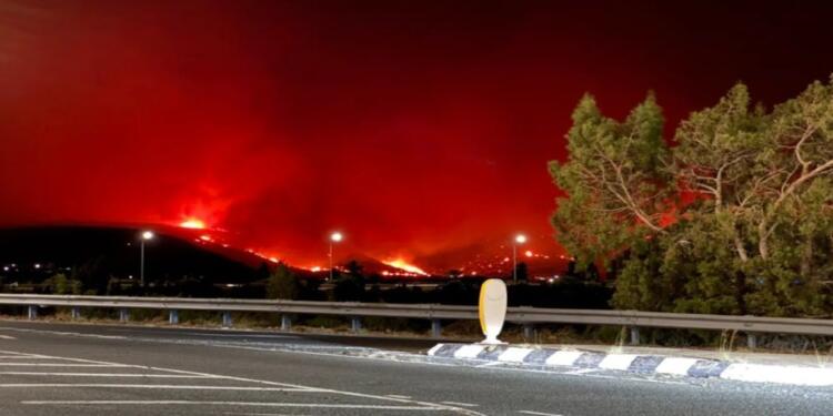 Η Κύπρος φλέγεται: Canadair από την Ευρώπη και ελικόπτερα από την Αίγυπτο συνδράμουν για την κατάσβεση της φωτιάς