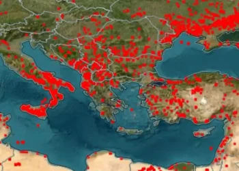 Φωτιές: Στις φλόγες η Μεσόγειος – Στο «κόκκινο» ο δορυφορικός χάρτης της NASA