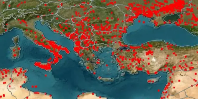 Φωτιές: Στις φλόγες η Μεσόγειος – Στο «κόκκινο» ο δορυφορικός χάρτης της NASA