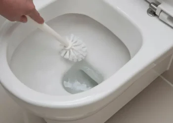 Τουαλέτα κάτασπρη μόνο με ένα υλικό που έχετε σπίτι, ούτε ξίδι, ούτε μαγειρική σόδα