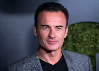 Έφυγε από τη ζωή ο ηθοποιός Τζούλιαν ΜακΜάχον σε ηλικία μόλις 56 ετών