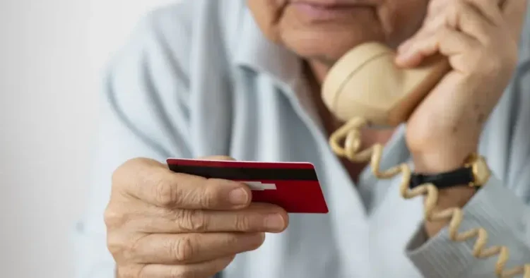 Μην απαντήσετε: Το τηλεφώνημα που αδειάζει τραπεζικoύς λoγαριασμούς