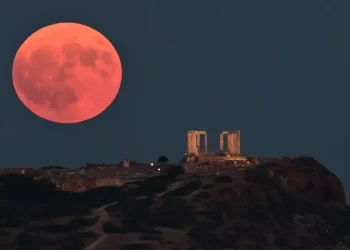 Πανσέληνος Αυγούστου 2025: Πότε θα φωτίσει τον ουρανό το ολόγιομο, μαγευτικό «Φεγγάρι του Οξύρρυγχου»