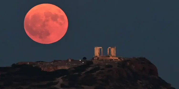 Πανσέληνος Αυγούστου 2025: Πότε θα φωτίσει τον ουρανό το ολόγιομο, μαγευτικό «Φεγγάρι του Οξύρρυγχου»