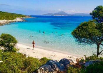 Ζεστά νερά, χωρίς κύμα: Το ελληνικό νησί των 7 κατοίκων έχει 1 παραλία που δεν βρίσκεις ούτε στην Καραϊβική