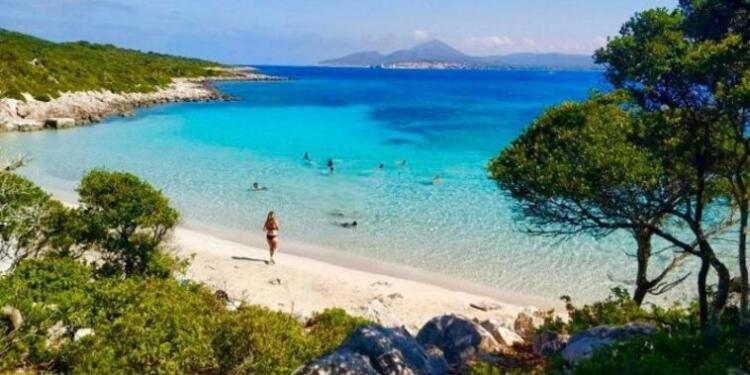 Ζεστά νερά, χωρίς κύμα: Το ελληνικό νησί των 7 κατοίκων έχει 1 παραλία που δεν βρίσκεις ούτε στην Καραϊβική