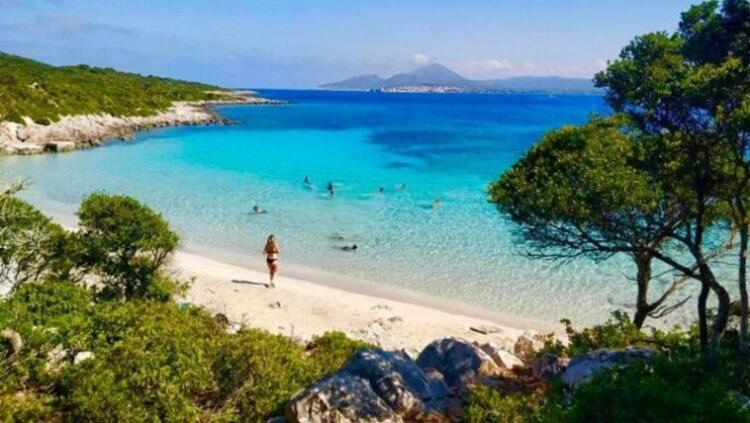 Ζεστά νερά, χωρίς κύμα: Το ελληνικό νησί των 7 κατοίκων έχει 1 παραλία που δεν βρίσκεις ούτε στην Καραϊβική