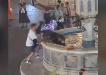 Αποτροπιασμός στη Ρόδο: Έσπρωξε άστεγο σε σιντριβάνι και γελούσε – Βίντεο ντοκουμέντο