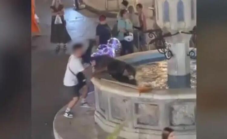 Αποτροπιασμός στη Ρόδο: Έσπρωξε άστεγο σε σιντριβάνι και γελούσε – Βίντεο ντοκουμέντο