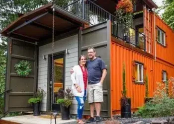 Δεν ήθελαν να πάρουν δάνειο και έτσι έφτιαξαν μόνοι τους σπίτι από παλιά κοντέινερ και το εσωτερικό του εντυπωσιάζει