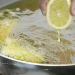 Γιατί πρέπει να στύβετε ένα λεμόνι πριν το τηγάνισμα;