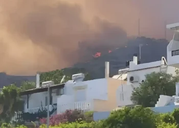 Φωτιά στην Ιεράπετρα: Οι φλόγες απειλούν ξενοδοχεία – Νέο μήνυμα του 112 για εκκενώσεις οικισμών