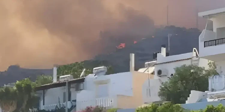 Φωτιά στην Ιεράπετρα: Οι φλόγες απειλούν ξενοδοχεία – Νέο μήνυμα του 112 για εκκενώσεις οικισμών