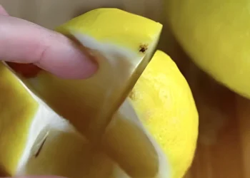 Κόψτε ένα λεμόνι στα τέσσερα και αφήστε το στο υπνοδωμάτιό σας όλη τη νύχτα – ο λόγος είναι πανέξυπνος