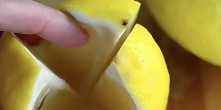 Κόψτε ένα λεμόνι στα τέσσερα και αφήστε το στο υπνοδωμάτιό σας όλη τη νύχτα – ο λόγος είναι πανέξυπνος