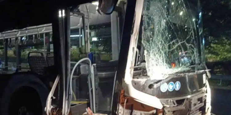 Ακυβέρνητο λεωφορείο σε τρελή πορεία στη Βουλιαγμένης ξηλώνει κολώνες προτού ακινητοποιηθεί