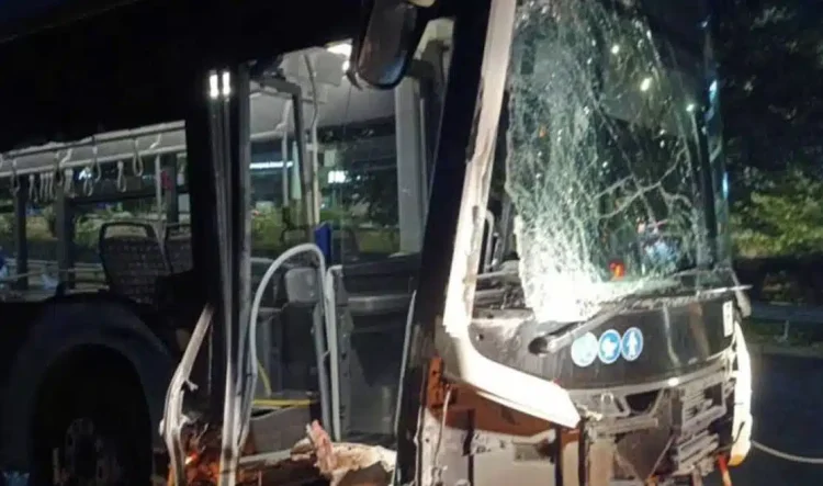 Ακυβέρνητο λεωφορείο σε τρελή πορεία στη Βουλιαγμένης ξηλώνει κολώνες προτού ακινητοποιηθεί