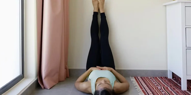 Βάλτε τα πόδια σας στον τοίχο: Το μυστικό ευεξίας που σας κάνει να νιώθετε καλά