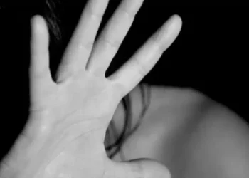 Ακραία ενδοοικογενειακή βία στην Αχαΐα μεταξύ αδελφών – «Βάρα την κι άλλο» φώναζε ο σύζυγος