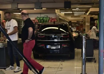 Ήθελα να ανάψω το κλιματιστικό και έκανα λάθος στον μοχλό του αυτοκινήτου, λέει η οδηγός που «εισέβαλε» σε σούπερ μάρκετ