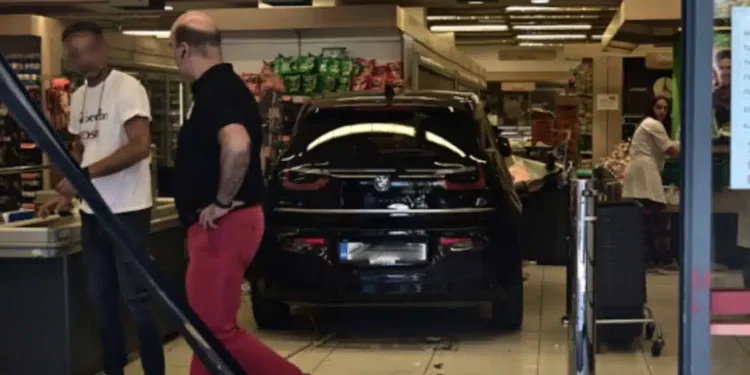 Ήθελα να ανάψω το κλιματιστικό και έκανα λάθος στον μοχλό του αυτοκινήτου, λέει η οδηγός που «εισέβαλε» σε σούπερ μάρκετ