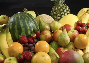 Το φρούτο που πρέπει να αποφεύγετε στον καύσωνα – Κάνει το σώμα να ζεσταίνεται