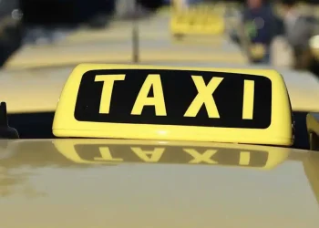Χειροπέδες σε οδηγό ταξί που χρέωσε 310 εupώ για «Ελ. Βενιζέλος» – Σύνταγμα