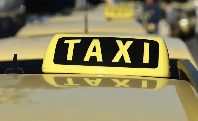 Χειροπέδες σε οδηγό ταξί που χρέωσε 310 εupώ για «Ελ. Βενιζέλος» – Σύνταγμα