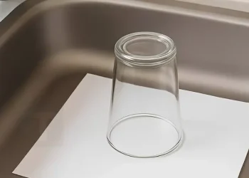 Δείτε γιατί πρέπει πάντα να αφήνετε ένα αναποδογυρισμένο ποτήρι και ένα φύλλο χαρτί στον νεροχύτη πριν φύγετε για διακοπές.