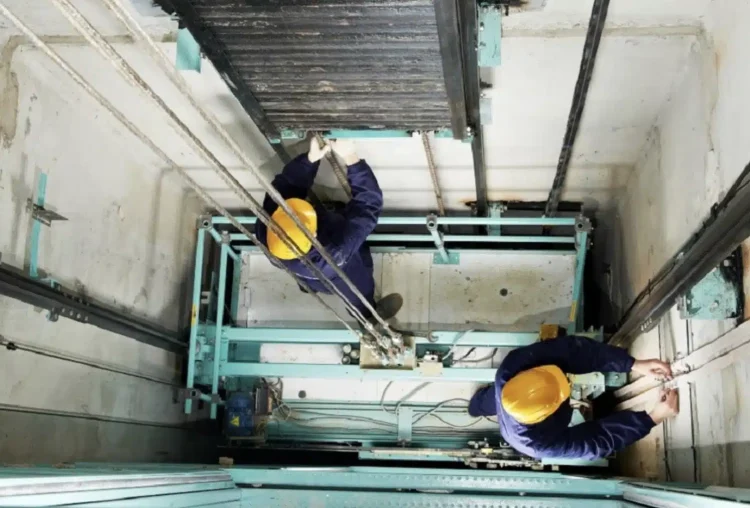 Βρέθηκε Νεκpος μέσα στο Ασανσέρ – Οι πρώτες πληροφορίες – Έτσι τον βρήκαν οι πυροσβέστες