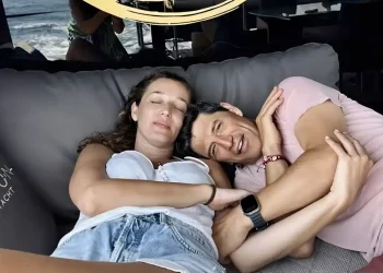 Πελώριο και ολοκαίνουργιο: Ο Σάκης Ρουβάς κάνει οικογενειακές διακοπές με το γιοτ του σαν σεΐχης