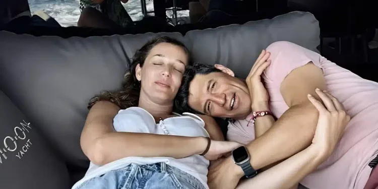 Πελώριο και ολοκαίνουργιο: Ο Σάκης Ρουβάς κάνει οικογενειακές διακοπές με το γιοτ του σαν σεΐχης