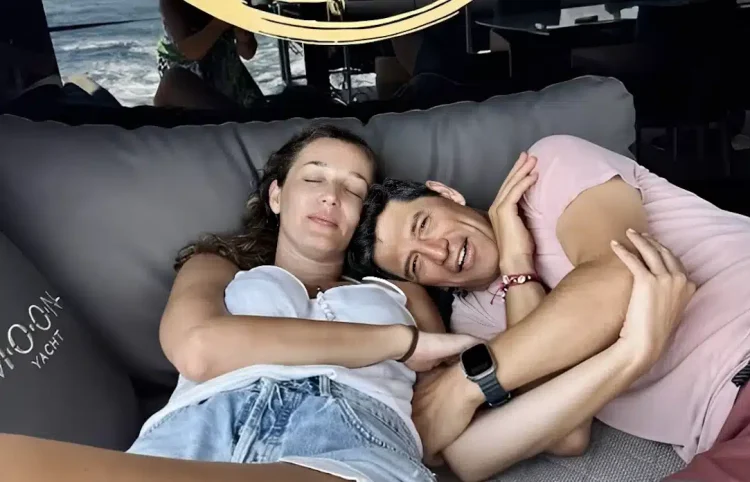 Πελώριο και ολοκαίνουργιο: Ο Σάκης Ρουβάς κάνει οικογενειακές διακοπές με το γιοτ του σαν σεΐχης