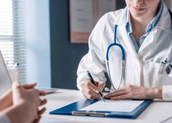 Οι γιατροί προειδοποıούν: Τα 10 «αθώα» συμπτώματα που καμία γυναίκα άνω των 40 ετών δεν πρέπει να αγνοήσει, μεγάλη προσοχń